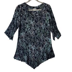 Lost River XL batik leaf crinkle v-neck v-hem multi on black 3/4 sleeve